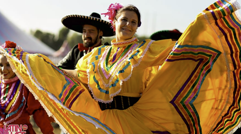 Mexicaanse danseressen in verschillende kleding