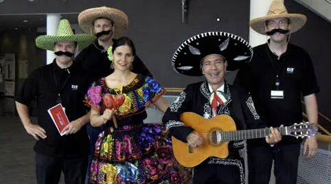 Mexicaanse danseressen voeren een practhige show op