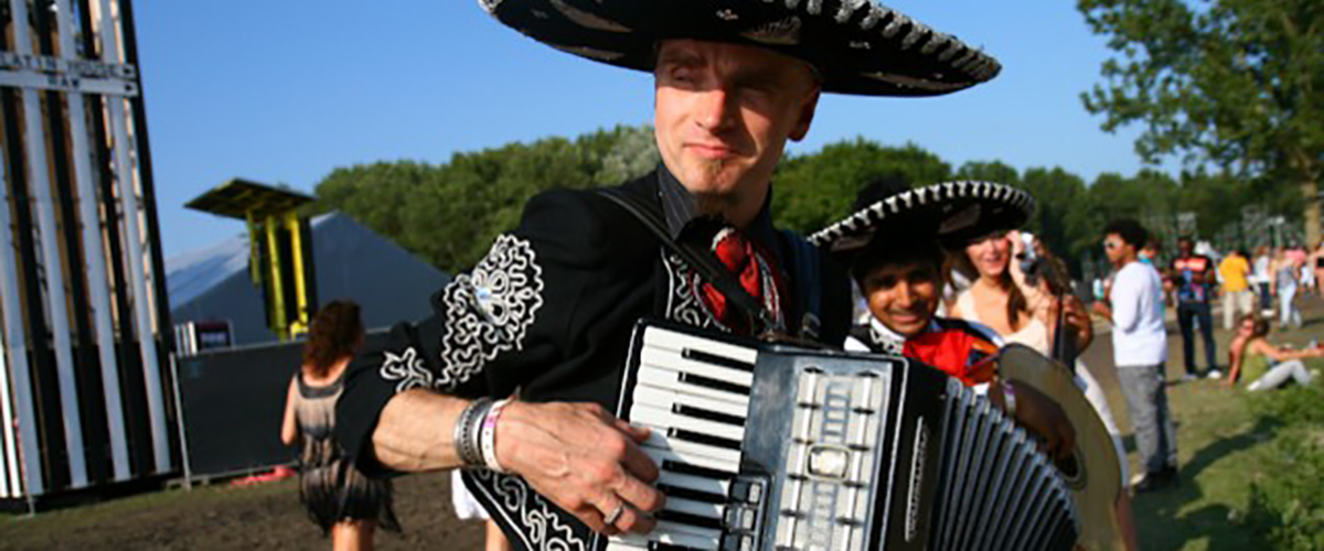 Mexicaanse danseressen voeren een practhige show op