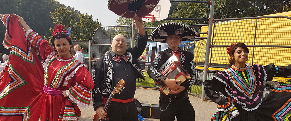 Danseressen die Tequila uitdelen