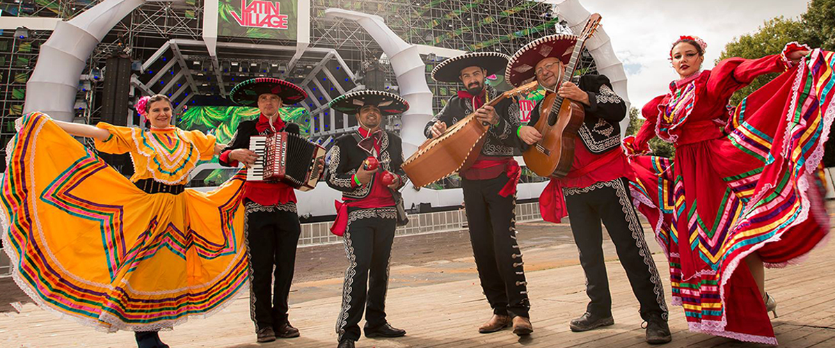 Mexicaanse danseressen voeren een practhige show op